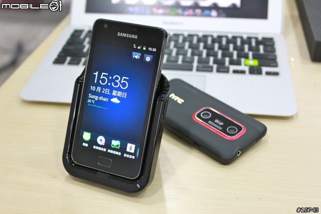 三星 Galaxy S2 vs HTC EVO 3D 外型、效能、相機大車拼!你選誰?