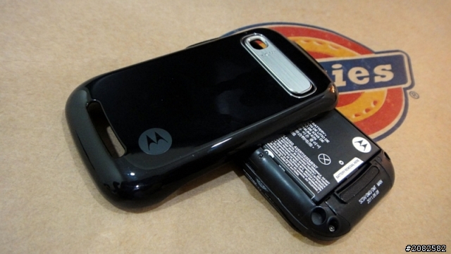 MOTO XT319豪華入門機開箱 一秒鐘變成~站立模式XD