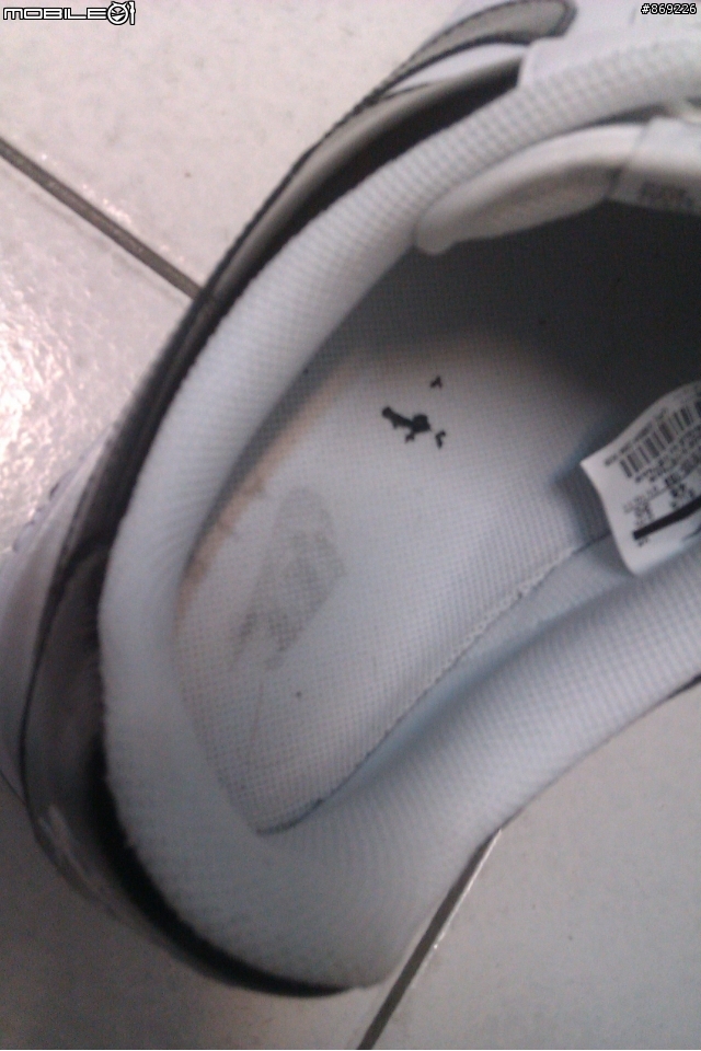 今天下午在公館買了一雙AirForce 1 晚上就掉漆了!!!!