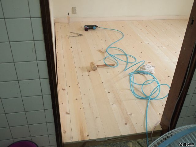 (分享)DIY下角材式的實木地板(松木)...10/25更新...
