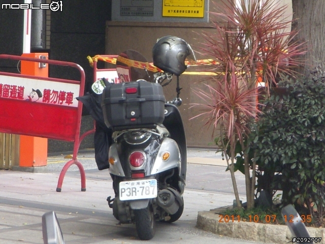 這個社區真好 , 門口可以亂停車