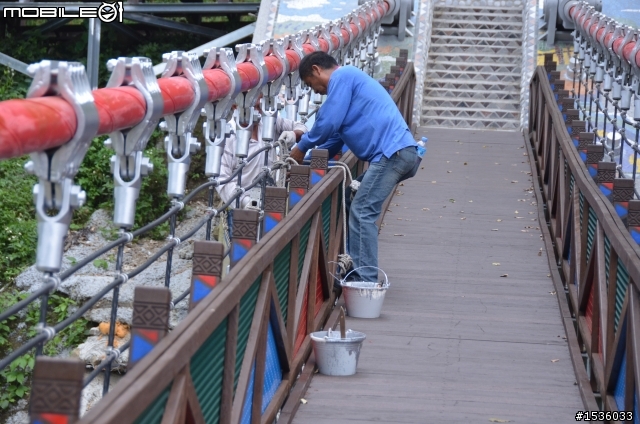 開著Luxgen SUV到台灣最新景點天梯:福美吊橋,測試Luxgen使用混用機油的效能。