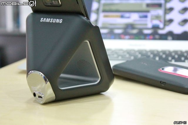 三星 Galaxy S2 vs HTC EVO 3D 外型、效能、相機大車拼!你選誰?