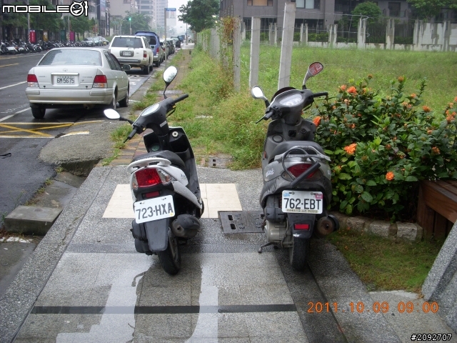 這個社區真好 , 門口可以亂停車