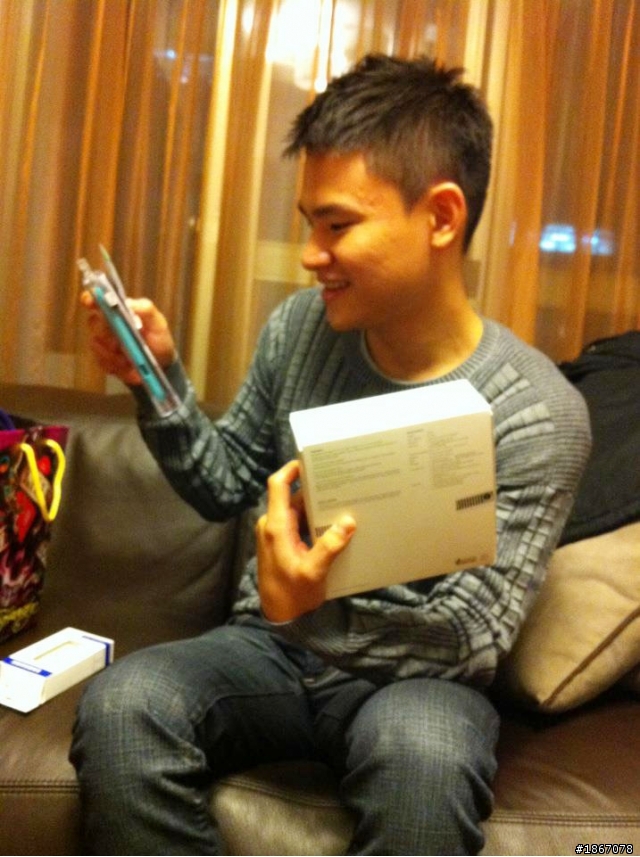 {開箱文} "超完美嬌妻"給傑夫愛的禮物---> HTC Sensation XL 4.7大螢幕動感機