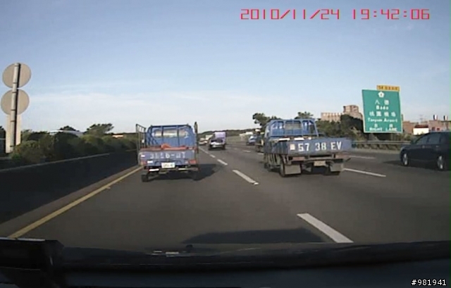 (代po) 國三 肇事逃逸 (後來直接下車在國道 跑步 追車)