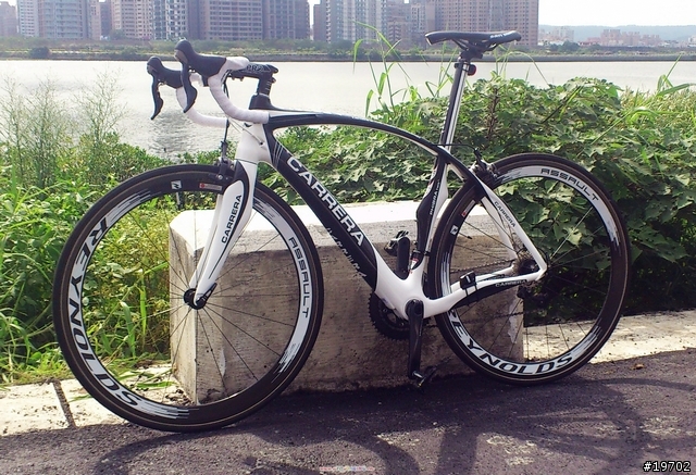 碳纖車的戰國時代裡,我默默選擇了Carrera Phibra 2