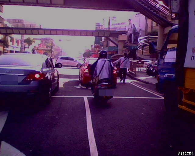 遇到這台車大家要閃遠一點, 因為駕駛心裡有問題