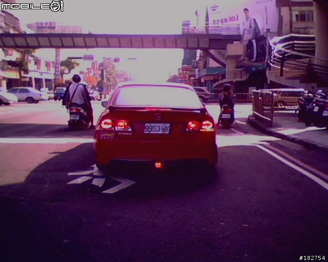 遇到這台車大家要閃遠一點, 因為駕駛心裡有問題