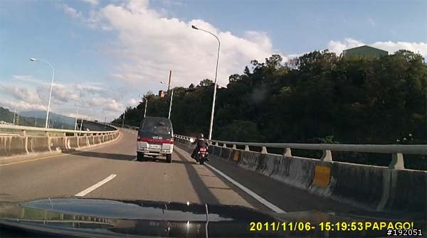 快速道路的路肩不是重機專用道