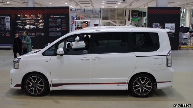 東京台場直擊TOYOTA Camry Hybrid & new Yaris GS (圖多)