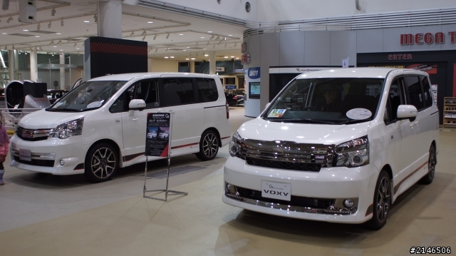 東京台場直擊TOYOTA Camry Hybrid & new Yaris GS (圖多)