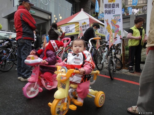 轉動台灣向前行,娃娃車也可以 ^^