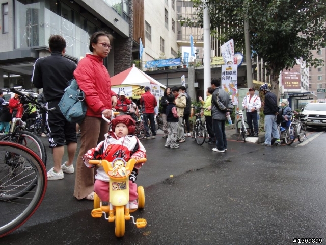 轉動台灣向前行,娃娃車也可以 ^^