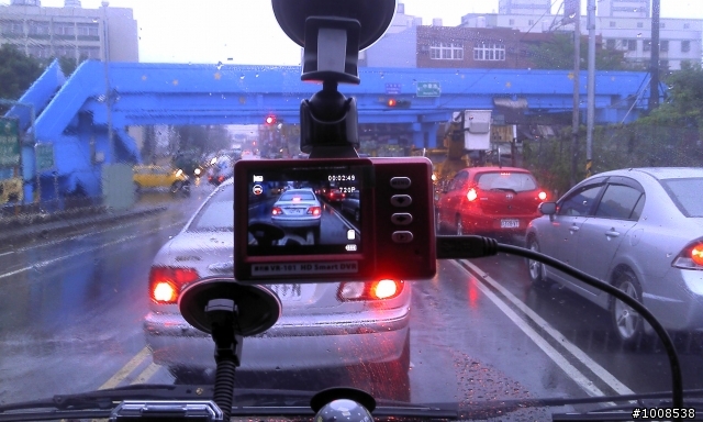摔斷腿復元空暇時間,寫篇分享新買的VR-101行車紀錄器....