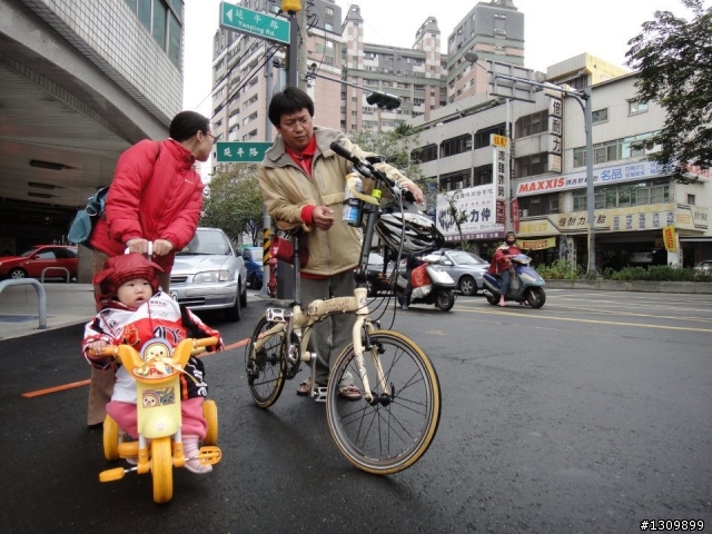 轉動台灣向前行,娃娃車也可以 ^^