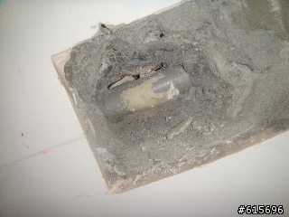 浴室冷水管被鑽破一個洞, 可以怎麼補?