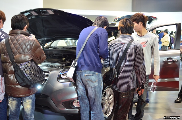 360度的Elantra本人 車展盛況 水洩不通 現代出動十幾個正妹