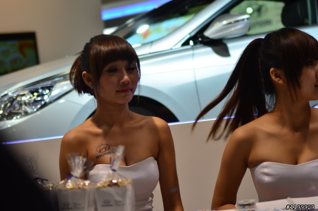 360度的Elantra本人 車展盛況 水洩不通 現代出動十幾個正妹