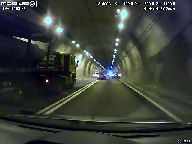 隧道內故障車未擺放三角架(有影片)