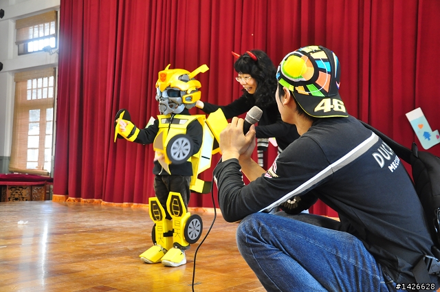 " 真人Q版 " 變型金剛 大黃蜂 (可變型~) " 製作過程 " !!