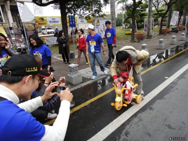 轉動台灣向前行,娃娃車也可以 ^^