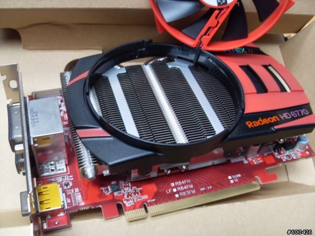 【開箱】憾訊 HD6770+彩晶25吋三螢幕Eyefinity實戰!!!