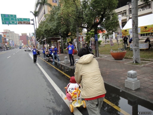 轉動台灣向前行,娃娃車也可以 ^^