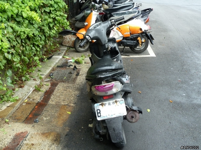 小弟的愛車RS停停車格被撞了,想知道該如何處理,希望有經驗的大大能夠給小弟指點迷津