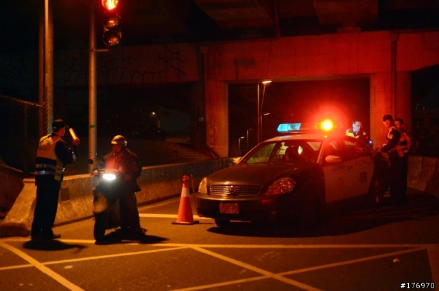 汐止警察只敢臨檢機車引道?