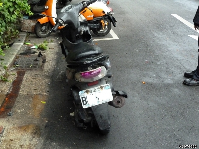 小弟的愛車RS停停車格被撞了,想知道該如何處理,希望有經驗的大大能夠給小弟指點迷津