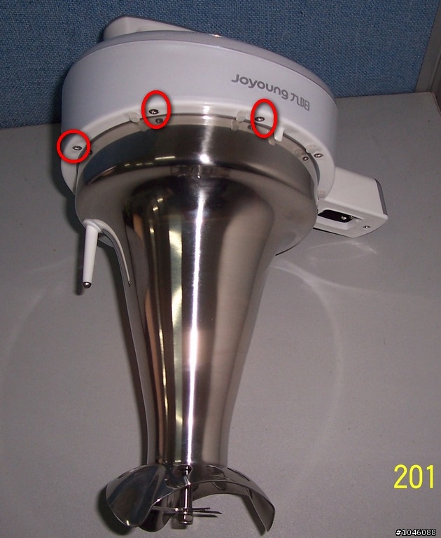 九陽豆漿機DJ13B-D18D 機頭螺絲縫進水導致內部IC電路板受潮