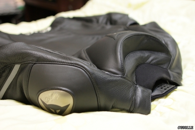低調的質感!! Dainese new DELMAR 皮衣與 DELTA PRO皮褲合體!!