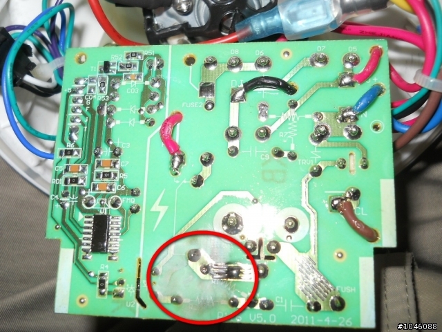 九陽豆漿機DJ13B-D18D 機頭螺絲縫進水導致內部IC電路板受潮