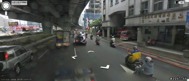 我需要大家行車記錄器上的影像幫忙,謝謝!(2012/1/19 晚上約9:00~9:10 中和交通大隊附近)