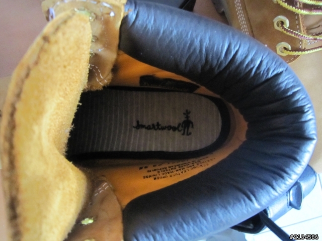 分享我的第一雙Timberland經典版黃靴~但是穿了六天後發現有一點裂痕~~