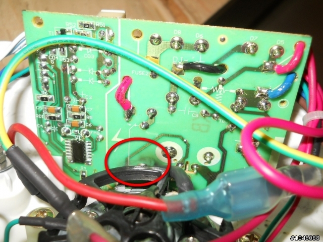 九陽豆漿機DJ13B-D18D 機頭螺絲縫進水導致內部IC電路板受潮