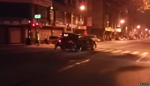 Camry變掀背車又一彈 (被肇逃)