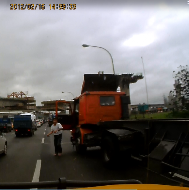 中山高機場交流道,惡劣貨櫃車駕駛,並欄車恐嚇全記錄(再補充)。