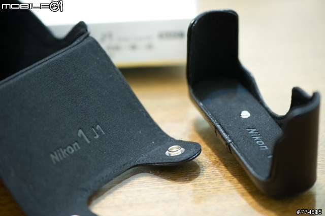 今天終於收到了Nikon1 的皮套