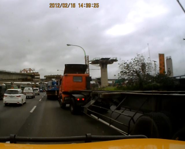 中山高機場交流道,惡劣貨櫃車駕駛,並欄車恐嚇全記錄(再補充)。