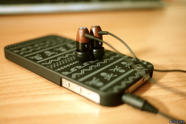 【西西分享】iPhone耳機退下---Thinksound TS02+mic耳機上場