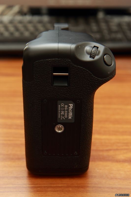 適用於550D、600D的垂直手把(電池手把),副廠-Phottix開箱文