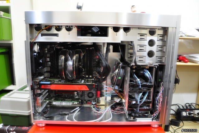 我的Intel SB-E 2011住進了星野機殼裡面了~ヽ(゚∀゚)ノ