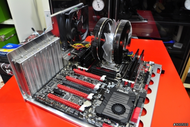 我的Intel SB-E 2011住進了星野機殼裡面了~ヽ(゚∀゚)ノ