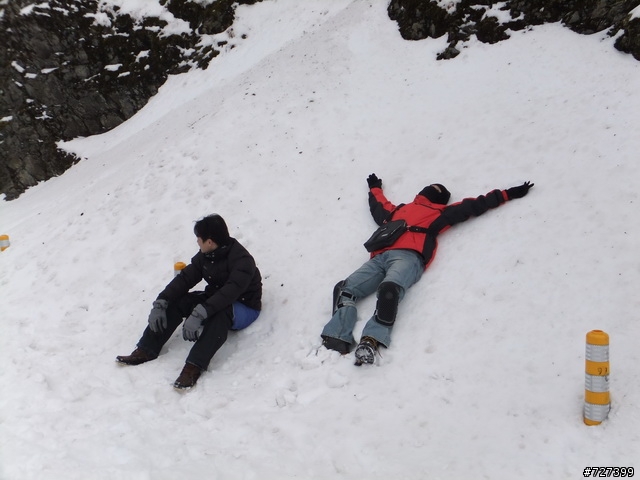 Hello合歡山!!雪季來看您~~(勁戰掛雪鏈攻頂成功!!附影片)