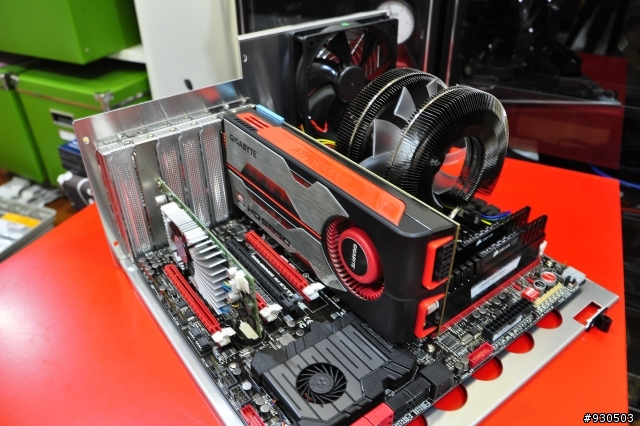 我的Intel SB-E 2011住進了星野機殼裡面了~ヽ(゚∀゚)ノ