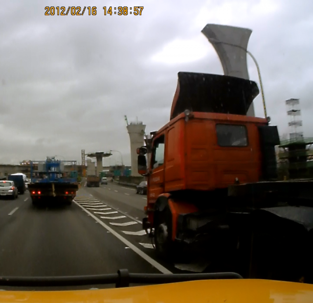 中山高機場交流道,惡劣貨櫃車駕駛,並欄車恐嚇全記錄(再補充)。