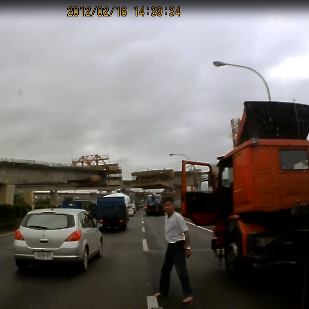 中山高機場交流道,惡劣貨櫃車駕駛,並欄車恐嚇全記錄(再補充)。