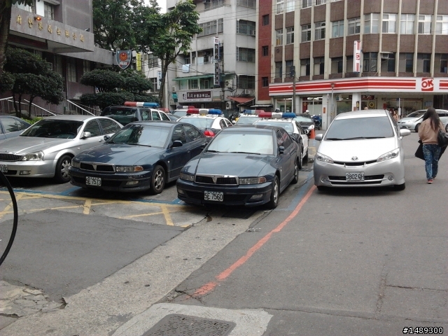 警局前違停,特權+包庇+怠忽職守